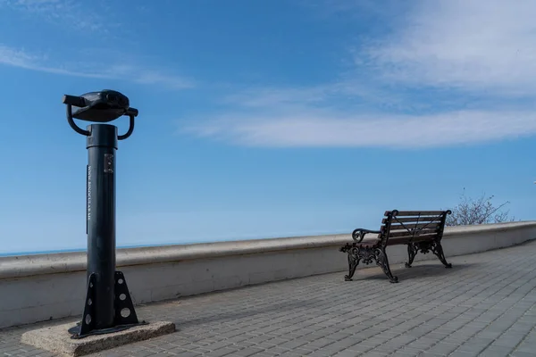 Coin-operated binoculars with sea view on the waterfront. The blue sea with the horizon. — Stock Photo, Image