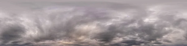 Panorama nublado del cielo al atardecer con nubes Cumulus en formato esférico equirectangular sin costuras como cenit completo para su uso en gráficos 3D, juegos y aviones teledirigidos panoramas de 360 grados para reemplazo del cielo. —  Fotos de Stock