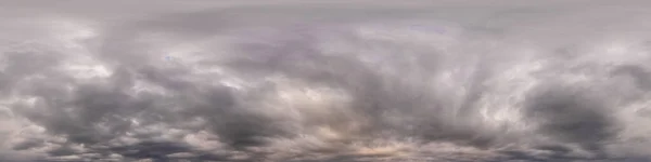 日落时的阴云密布的天空全景，无缝隙球面等长方形的积云作为全天候全天候的3D图形，游戏和空中无人机360度全天候替换. — 图库照片