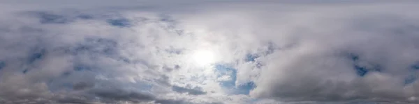 Ciel bleu du soir vue panoramique sphérique équirectangulaire à 360 degrés avec nuages Cumulus, coucher de soleil. Zénith complet pour une utilisation dans les graphismes 3D, le jeu et les panoramas aériens de drones comme remplacement du ciel. — Photo