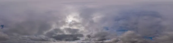 Panorama nublado del cielo al atardecer con nubes Cumulus en formato esférico equirectangular sin costuras como cenit completo para su uso en gráficos 3D, juegos y aviones teledirigidos panoramas de 360 grados para reemplazo del cielo. —  Fotos de Stock