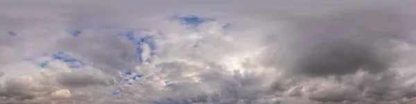 Панорама неба на заході сонця з хмарами Кумулуса в безшовному сферичному прямокутному форматі як повний зеніт для використання в 3D графіці, іграх та панорамних панорамах на 360 градусів для заміни неба . — стокове фото