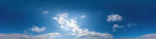 Blauwe hemel panorama met Cirrus wolken in naadloze bolvormige rechthoekige formaat. Volledig zenith voor gebruik in 3D graphics, spel en montage luchtfoto drone 360 graden panorama 's voor lucht vervanging. — Stockfoto