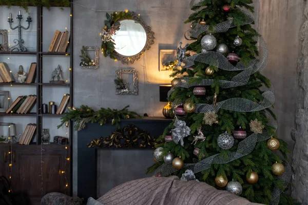 Feliz Natal e Boas Festas. Uma bela sala de estar decorada para o Natal. — Fotografia de Stock