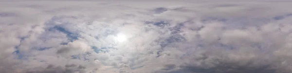 Panorama nublado del cielo al atardecer con nubes Cumulus en formato esférico equirectangular sin costuras como cenit completo para su uso en gráficos 3D, juegos y aviones teledirigidos panoramas de 360 grados para reemplazo del cielo. —  Fotos de Stock
