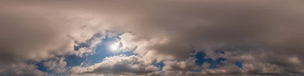 Overcast sky panorama på solnedgången med Cumulus moln i sömlös sfärisk ekvirektangulär format som full zenit för användning i 3D-grafik, spel och antenn drönare 360 graders panoramor för himmel ersättning. — Stockfoto