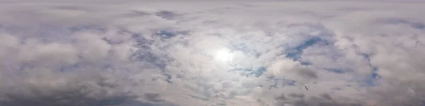 Panorama nublado del cielo al atardecer con nubes Cumulus en formato esférico equirectangular sin costuras como cenit completo para su uso en gráficos 3D, juegos y aviones teledirigidos panoramas de 360 grados para reemplazo del cielo. — Foto de Stock