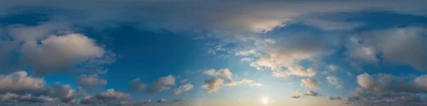 Panorama cielo azul con nubes Cirrus en formato esférico equirectangular sin costuras. Cénit completo para usar en gráficos 3D, juegos y edición de panoramas de 360 grados de drones aéreos para reemplazar el cielo. —  Fotos de Stock