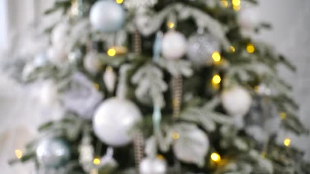 Weihnachten, Neujahr Hintergrund. Nahaufnahme-Foto mit Christbaumschmuck. Selektive Fokussierung enge Tiefenschärfe. 4K — Stockvideo