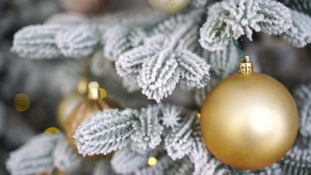 Рождество, Новый год. Крупный план фото с украшениями елки. Селективный фокус узкая глубина резкости. 4K — стоковое видео