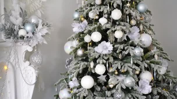 Kerst, nieuwjaarsachtergrond. Close-up foto met kerstboomversiering. Selectieve scherpstelling smalle scherptediepte. 4K — Stockvideo