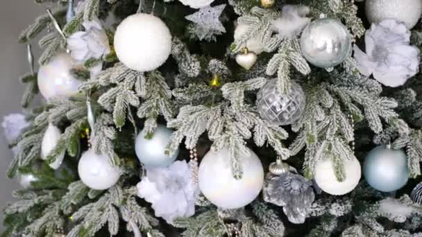 Święta, Nowy Rok. Zbliżenie zdjęcie z dekoracjami choinki. Selektywne skupienie wąskiej głębi ostrości. 4K — Wideo stockowe
