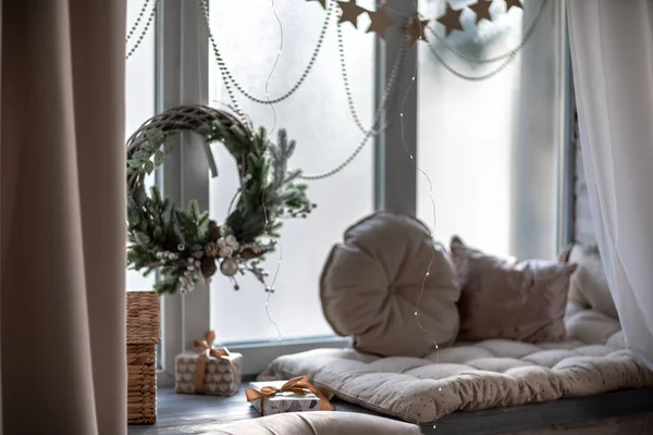 Soleira da janela com elementos de Ano Novo - árvores de Natal, decorações, bolas de Natal. Feliz Natal e Feliz Ano Novo cartão de saudação. Fundo acolhedor — Fotografia de Stock