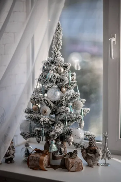 Παράθυρο περβάζι με στοιχεία της Πρωτοχρονιάς - χριστουγεννιάτικα δέντρα, διακοσμήσεις, μπάλες Χριστουγέννων. Καλά Χριστούγεννα και Καλή Χρονιά ευχετήρια κάρτα. Άνετο φόντο — Φωτογραφία Αρχείου