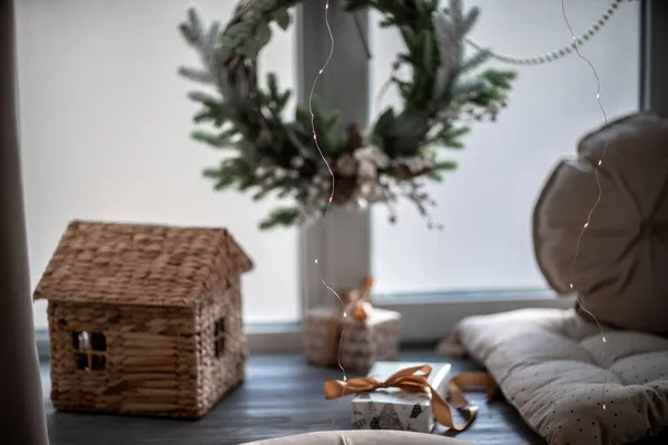 Fensterbank mit Neujahrselementen - Weihnachtsbäume, Dekorationen, Weihnachtskugeln. Frohe Weihnachten und einen guten Rutsch ins neue Jahr. Gemütlicher Hintergrund — Stockfoto