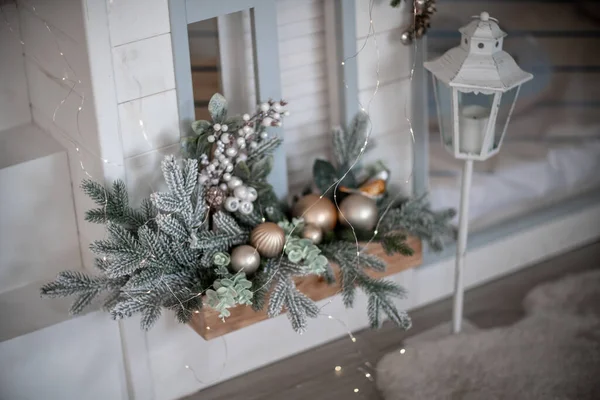 Fensterbank mit Neujahrselementen - Weihnachtsbäume, Dekorationen, Weihnachtskugeln. Frohe Weihnachten und einen guten Rutsch ins neue Jahr. Gemütlicher Hintergrund — Stockfoto