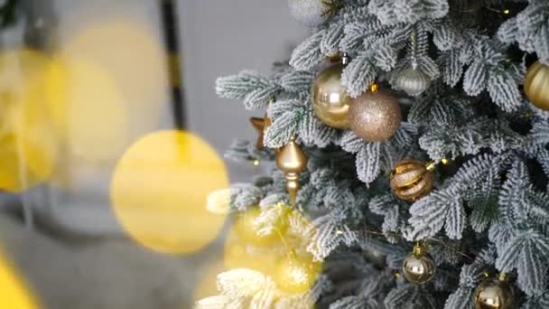 Weihnachten, Neujahr Hintergrund. Nahaufnahme-Foto mit Christbaumschmuck. Selektive Fokussierung enge Tiefenschärfe. 4K — Stockvideo