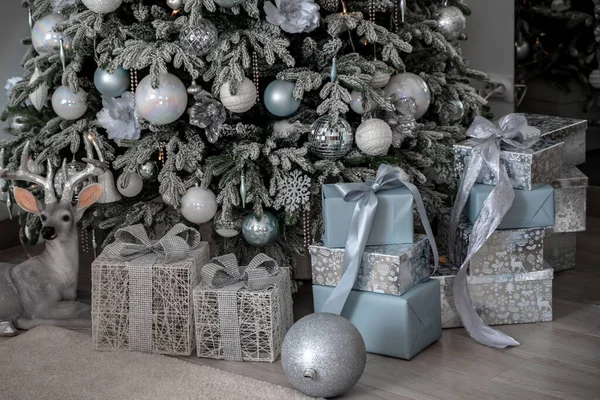 Cadeaux et cadeaux sous l'arbre de Noël, concept de vacances d'hiver — Photo