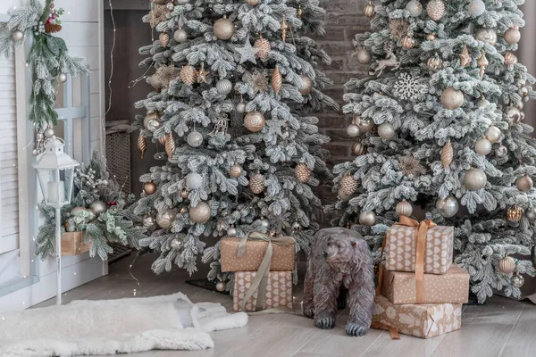 Presentes e presentes sob Árvore de Natal, Conceito de férias de inverno — Fotografia de Stock