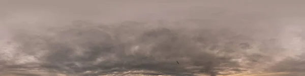 Panorama cielo coperto al tramonto con nuvole Cumulus in perfetto formato sferico equirettangolare come zenit completo per l'uso in grafica 3D, gioco e drone aereo panorami a 360 gradi per la sostituzione del cielo. — Foto Stock