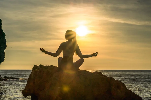 Jeune femme pratiquant le yoga à l'extérieur. Concept d'harmonie et de méditation. Mode de vie sain — Photo