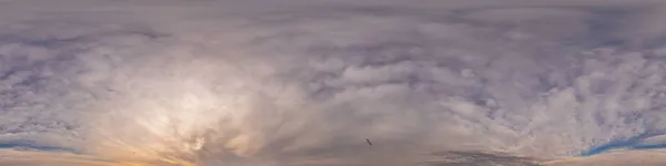 Panorama nublado del cielo al atardecer con nubes Cumulus en formato esférico equirectangular sin costuras como cenit completo para su uso en gráficos 3D, juegos y aviones teledirigidos panoramas de 360 grados para reemplazo del cielo. — Foto de Stock