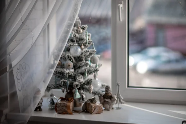 Fensterbank mit Neujahrselementen - Weihnachtsbäume, Dekorationen, Weihnachtskugeln. Frohe Weihnachten und einen guten Rutsch ins neue Jahr. Gemütlicher Hintergrund — Stockfoto