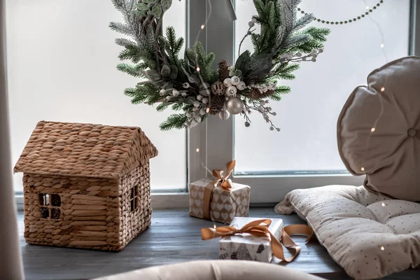 Fensterbank mit Neujahrselementen - Weihnachtsbäume, Dekorationen, Weihnachtskugeln. Frohe Weihnachten und einen guten Rutsch ins neue Jahr. Gemütlicher Hintergrund — Stockfoto