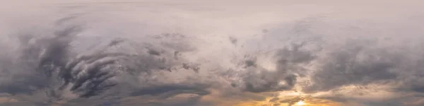 Gün batımında bulutlu gökyüzü panoraması. Kümülüs bulutları 3 boyutlu grafikler, oyun ve hava aracı gökyüzü değişimi için 360 derecelik panoramalarda kullanılmak üzere kusursuz küresel eşkenar formatta.. — Stok fotoğraf