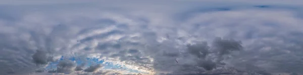 Panorama du ciel couvert au coucher du soleil avec nuages Cumulus en format équirectangulaire sphérique sans couture comme zénith complet pour une utilisation dans les graphiques 3D, le jeu et les panoramas aériens de drone 360 degrés pour le remplacement du ciel. — Photo