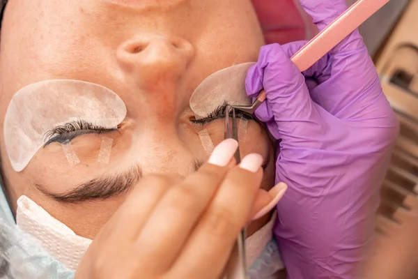 Διαδικασία επέκτασης βλεφαρίδων. Γυναικείο μάτι με μακριές βλεφαρίδες. βλεφαρίδες, κοντινό πλάνο, μακροεντολή, επιλεκτική εστίαση. — Φωτογραφία Αρχείου