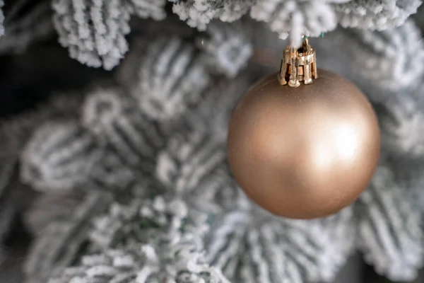 Primer plano de un árbol de Navidad al aire libre decorado festivamente con bolas sobre un fondo borroso y brillante. Luces de guirnalda desenfocadas, efecto bokeh. — Foto de Stock