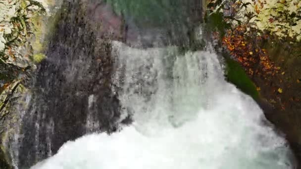 Mächtiger reißender Wildwasserfall, der kraftvoll über eine felsige Kante fällt. Kristallklares Gletscherwasser fällt über die Klippe. — Stockvideo