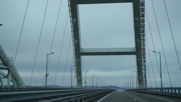 Carro dirigindo na ponte da Crimeia vazio manhã estrada cedo tempo nublado. Ponto de vista de condução, vista interior de um carro na Autobahn — Vídeo de Stock