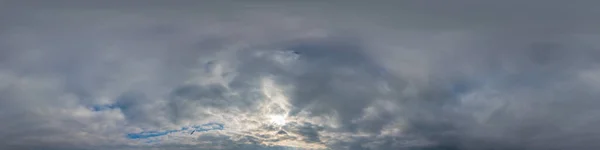 Panorama cielo coperto al tramonto con nuvole Cumulus in perfetto formato sferico equirettangolare come zenit completo per l'uso in grafica 3D, gioco e drone aereo panorami a 360 gradi per la sostituzione del cielo. — Foto Stock