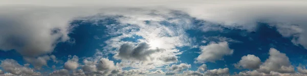 Panorama do céu azul com nuvens Cirrus em formato equiretangular esférico sem costura. Zénite completo para uso em gráficos 3D, jogo e edição de drone aéreo panoramas de 360 graus para substituição do céu. — Fotografia de Stock