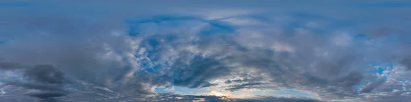 Panorama cielo azul con nubes Cirrus en formato esférico equirectangular sin costuras. Cénit completo para usar en gráficos 3D, juegos y edición de panoramas de 360 grados de drones aéreos para reemplazar el cielo. — Foto de Stock