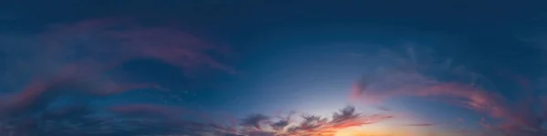 Ciel bleu du soir vue panoramique sphérique équirectangulaire à 360 degrés avec nuages Cumulus, coucher de soleil. Zénith complet pour une utilisation dans les graphismes 3D, le jeu et les panoramas aériens de drones comme remplacement du ciel. — Photo
