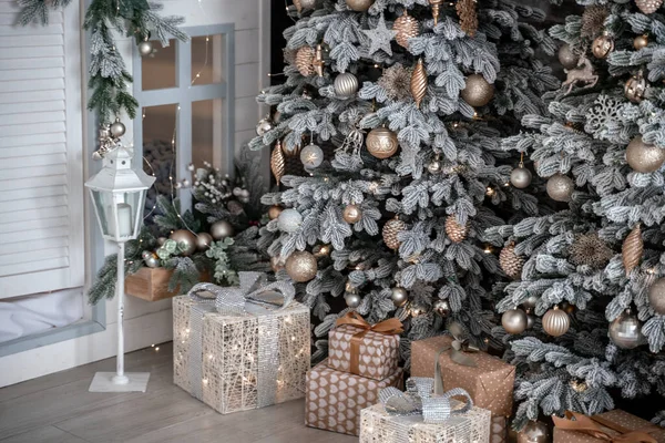 Presentes e presentes sob Árvore de Natal, Conceito de férias de inverno — Fotografia de Stock