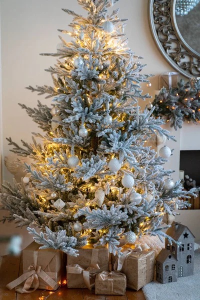 Δώρα και δώρα κάτω από το χριστουγεννιάτικο δέντρο, χειμερινές διακοπές Concept — Φωτογραφία Αρχείου