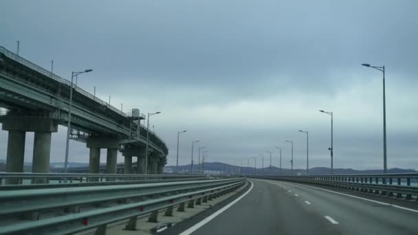 Une voiture conduisant le long d'une grande route vide tôt le matin par temps nuageux. Point de vue du conducteur, vue intérieure d'une voiture sur l'autoroute — Video