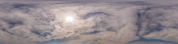 Blå himmel panorama med Cirrus moln i sömlös sfärisk ekvirektangulär format. Full zenit för användning i 3D-grafik, spel och redigering antenn drönare 360 graders panoramor för sky ersättning. — Stockfoto