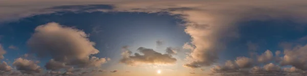 Azul céu noturno sem costura panorama esférico equiretangular 360 graus vista com nuvens Cumulus, pôr do sol. Zénite completo para uso em gráficos 3D, panoramas de jogos e drones aéreos como substituição do céu. — Fotografia de Stock