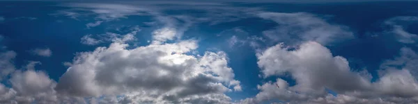 Panorama do céu azul com nuvens Cirrus em formato equiretangular esférico sem costura. Zénite completo para uso em gráficos 3D, jogo e edição de drone aéreo panoramas de 360 graus para substituição do céu. — Fotografia de Stock