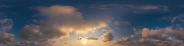 푸른 저녁 하늘에는 솜털 이 없는 파노라마 구가 쿠 뮬 러스 구름 이 있고 태양이 지는 것을 볼 수있는 직사각 형의 360 도를 이루고 있다. 3D 그래픽에 사용하는 전체 정점, 게임 및 하늘 대체로 공중 드론 파노라마. — 스톡 사진