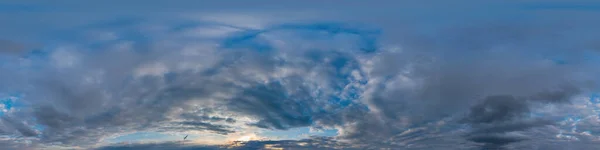 Panorama cielo azul con nubes Cirrus en formato esférico equirectangular sin costuras. Cénit completo para usar en gráficos 3D, juegos y edición de panoramas de 360 grados de drones aéreos para reemplazar el cielo. — Foto de Stock