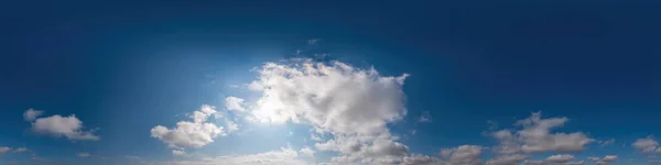 Panorama cielo azul con nubes Cirrus en formato esférico equirectangular sin costuras. Cénit completo para usar en gráficos 3D, juegos y edición de panoramas de 360 grados de drones aéreos para reemplazar el cielo. — Foto de Stock