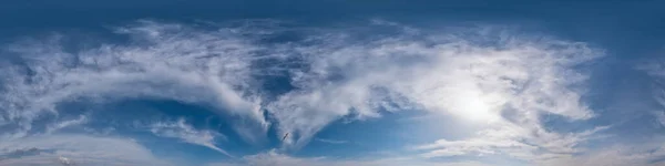 Blaues Himmelspanorama mit Cirruswolken im nahtlosen kugelförmigen Äquirechteckformat. Volle Zenit für den Einsatz in 3D-Grafik, Spiel und Bearbeitung Luftdrohne 360-Grad-Panoramen für den Himmel Ersatz. — Stockfoto