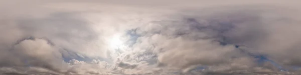 3Dグラフィックス、ゲーム、空中ドローンで使用するための完全な天頂としてシームレス球形等角形形式での積雲と日没の曇りの空のパノラマ空の交換のための360度パノラマ. — ストック写真