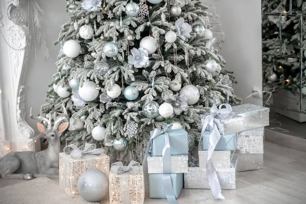 Presentes e presentes sob Árvore de Natal, Conceito de férias de inverno — Fotografia de Stock